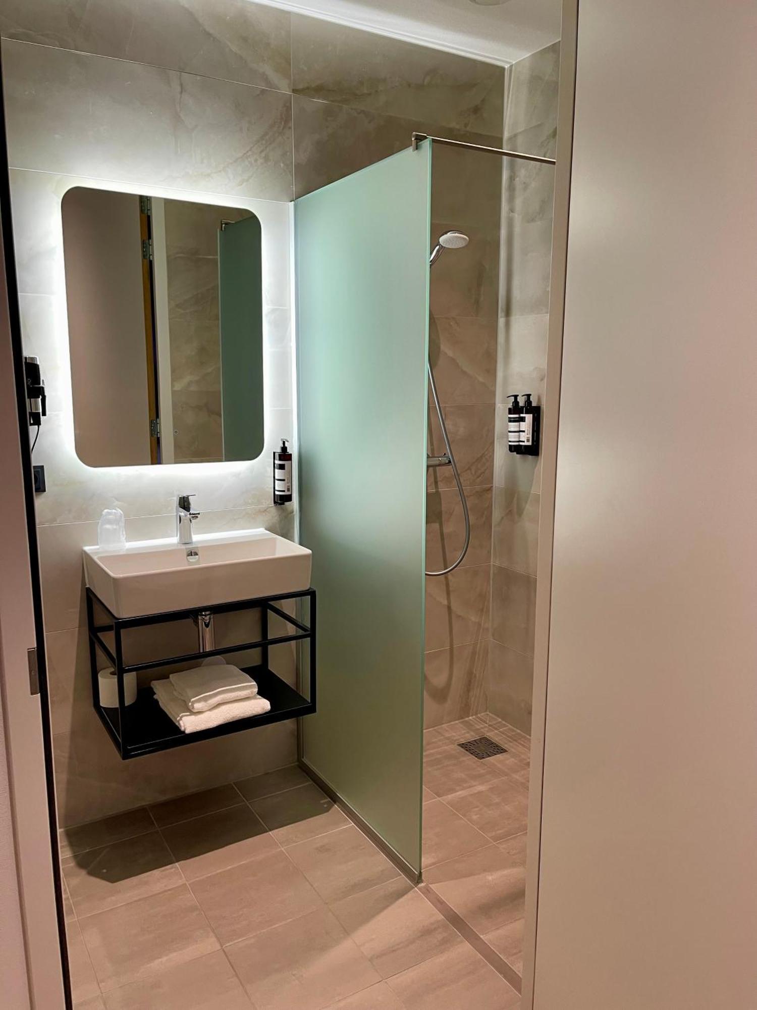 Ozo Hotels Antares Airport Hoofddorp Exteriör bild
