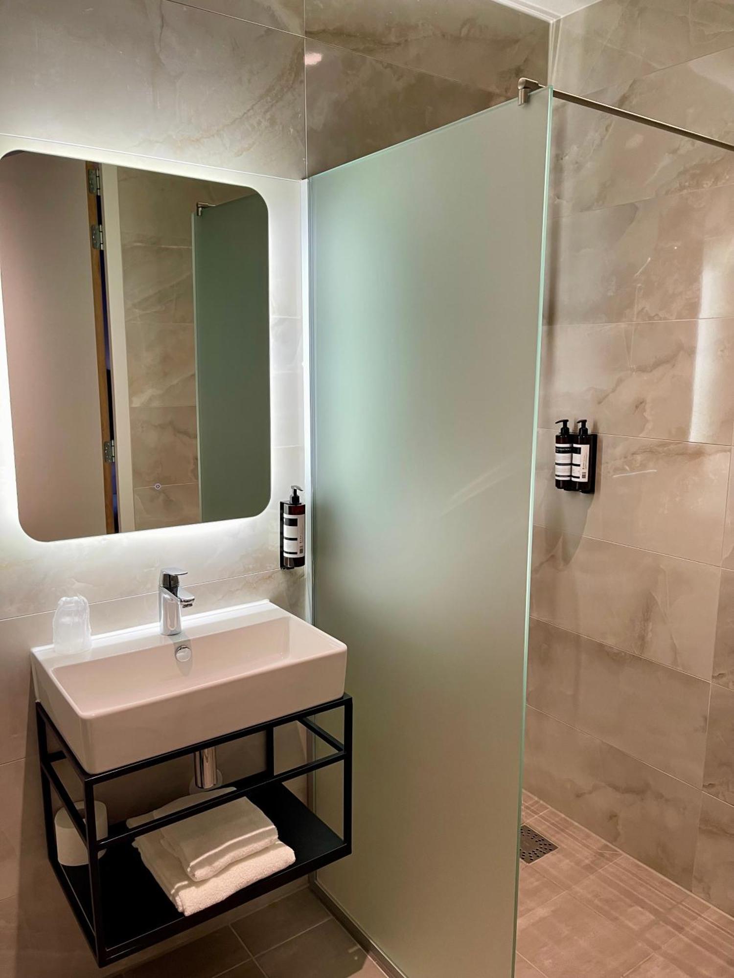 Ozo Hotels Antares Airport Hoofddorp Exteriör bild