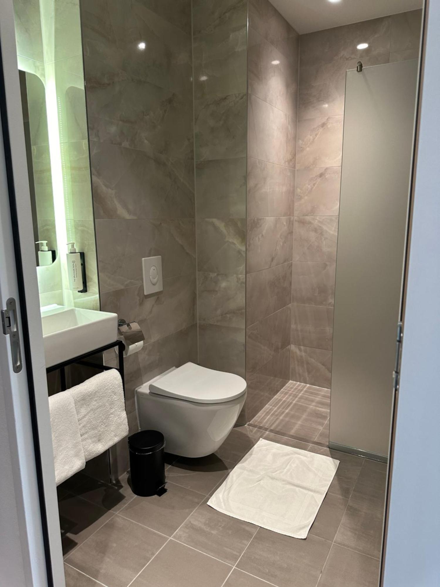 Ozo Hotels Antares Airport Hoofddorp Exteriör bild